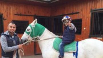 Arturo Vidal junto a su hijo Alonso en las instalaciones del Stud Alvidal, perteneciente al jugador. 