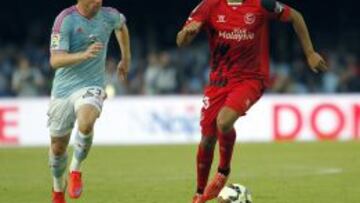 El defensa francés del Sevilla Kolodziejczak (d) se lleva un balón ante el danés Krohn-Dehli, del Celta, durante el partido de Liga en Primera División disputado esta noche en el estadio de Balaídos, en Vigo.