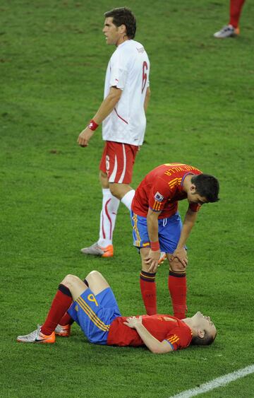 Andrés Iniesta llegaba tocado a este partido y había sido duda hasta 24 horas del encuentro. Durante el encuentro fue uno de los mejores de la Selección española, pero sufrió un duro golpe en la parte lateral de la rodilla que hizo que todo el cuerpo técnico se temiera lo peor, pero Iniesta siguió jugando: "Hay que estar en las duras y en las maduras... Esto es el fútbol, es el Mundial. Asumimos la derrota y tiramos para adelante".