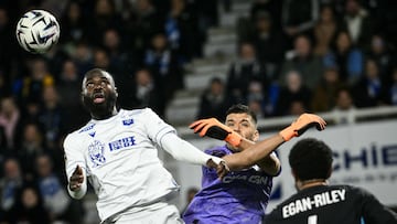 Auxerre's Malian forward #10 Lassine Sinayoko jumps for the ball past Marseille's Argentinian goalkeeper #01 Geronimo Rulli during the French L1 football match AJ Auxerre versus Olympique de Marseille (OM) at the Abbe Deschamps stadium in Auxerre, eastern France on November 1, 2025. (Photo by ARNAUD FINISTRE / AFP)