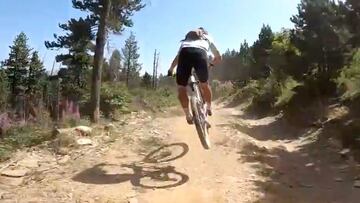 El ciclista eslovaco Peter Sagan saltando mientras practica MTB Downhill en el bikepark de Vallnord-Pal Arinsal (Andorra), en agosto del 2021.