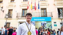 Rubén Sánchez Córdoba, recibido en el Ayuntamiento de Alcalá de Henares tras proclamarse campeón del mundo junior de ciclismo en pista.