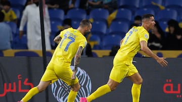 Marcelo Brozovic celebra junto a Cristiano Ronaldo el empate del Al Nassr.