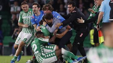Joaquín, Emerson, Fekir y Rubi y su cuerpo técnico celebran el gol.