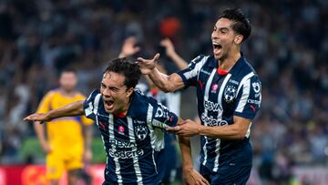 MEX2947. MONTERREY (MEXICO), 19/10/2024. Ikeer Fimbres (i) y Erick Aguirre (d) del Monterrey festejan un gol anotado a Tigres este sábado, durante un partido correspondiente a la jornada 12 del Torneo Apertura 2024 celebrado en el estadio BBVA de la ciudad de Monterrey. EFE/Miguel Sierra.