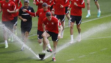 Soccer Football - Euro 2020 - Poland Training - Polsat Plus Arena Gdansk, Gdansk, Poland - June 13, 2021 Poland&#039;s Robert Lewandowski with teammates during training REUTERS/Kacper Pempel