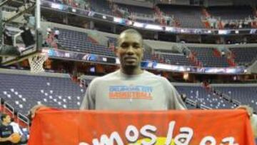 <b>EN EE UU. </b>Ibaka, con una bandera de la Selección.