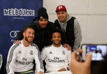 Marcelo y Sergio Ramos con aficionados en Melbourne.