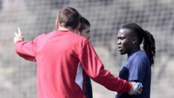 <b>INCORREGIBLE. </b>Miroslav Djukic reprende una acción a Drenthe, en un entrenamiento.