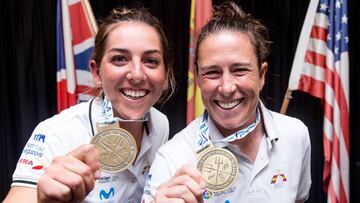 Paula Barcel&oacute; (Izqda.) y T&aacute;mara Echegoyen (Dcha.) con las medallas de oro del Mundial de la clase 49er.FX. 2020.