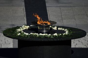 Un pebetero con una llama encendida en homenaje a los fallecidos por la pandemia de la Covid-19