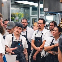 Pasa un día trabajando en un restaurante de dos estrellas Michelin y cuenta lo que más le sorprendió de la cocina: “Trabajando durante horas”