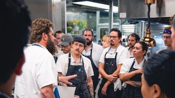 Pasa un día trabajando en un restaurante de dos estrellas Michelin y cuenta lo que más le sorprendió de la cocina: “Trabajando durante horas”