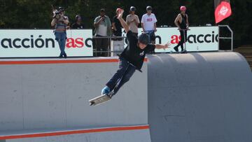 Un rider de scooter realiza un no hands en el park del Extreme Barcelona, en el Parc del F&ograve;rum, en septiembre del 2021. 