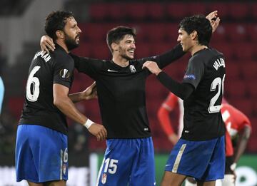 Carlos Neva celebró con Jesús Vallejo y Germán la victoria tras finalizar el encuentro.