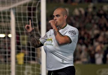 El jugador aragonés, enrolado en el conjunto racinguista, fue decisivo en la primera victoria cántabra en su propio campo. Aunque no lo celebró, por su pasado zaragocista. El centrocampista fue uno de los más destacados del equipo racinguista.