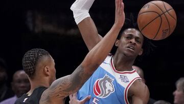 Damian Lillard defiende a De'Aaron Fox.