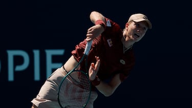 Martín Landaluce sirve contra Sebastian Korda en su partido de octavos de final del Masters 1.000 de Miami 2026.