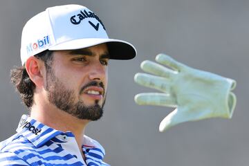 El golfista mexicano Abraham Ancer lanza un guante al aire en el hoyo 10 antes del Abierto de México en Vidanta, Puerto Vallarta, Jalisco.