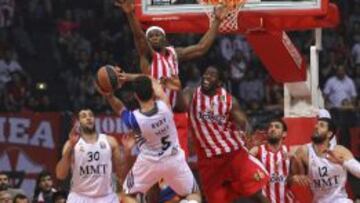 Brent Petway intenta bloquear una acción de Rudy Fernández en el Olympiacos-Real Madrid.