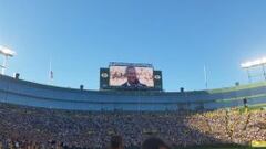 Brett Favre en las pantallas de un Lambeau Field abarrotado.