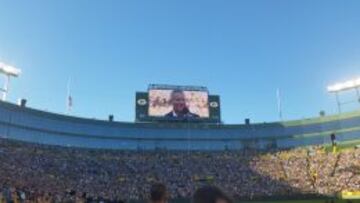 Brett Favre en las pantallas de un Lambeau Field abarrotado.