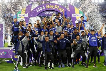 Jugadores de Millonarios celebran al ganar hoy, la final de la Primera División del fútbol profesional colombiano ante Atlético Nacional en el estadio El Campín en Bogotá (Colombia). 
