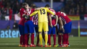 Los futbolistas del Atlético se conjuran antes del partido.