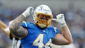 Inglewood (United States), 27/10/2024.- Los Angeles Chargers fullback Scott Matlock reacts after sacking New Orleans Saints quarterback Spencer Rattler (not pictured) during the second half of the NFL game between the New Orleans Saints and the Los Angeles Chargers in Inglewood, California, USA, 27 October 2024. (Nueva Orleáns) EFE/EPA/CAROLINE BREHMAN