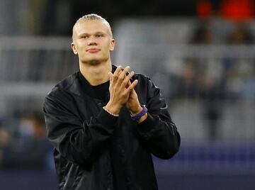 Borussia Dortmund v Sporting Lisbon - Signal Iduna Park, Dortmund, Germany - September 28, 2021: Borussia Dortmund's Erling Braut Haaland acknowledges the fans after receiving an award before the mate.