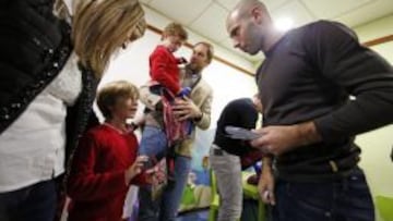 Mascherano visita un hospital, en imagen de archivo.