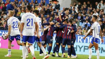 La tristeza del los jugadores del Zaragoza contrasta con la celebración del Eibar tras lograr el 2-3 que completaba la remontada.