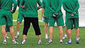 <b>¿DÓNDE ESTÁ EL CHIVATO? </b>Los futbolistas del Betis no harán declaraciones hasta que descubrir quién filtra a la Prensa.