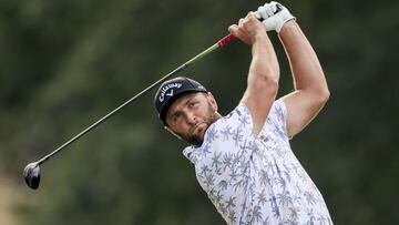 Dublin (United States), 05/06/2021.- Jon Rahm of Spain hits his tee shot on the eighteenth hole during the third round of The Memorial golf tournament at Muirfield Village Golf Club in Dublin, Ohio, USA, 05 June 2021. The Memorial tournament will be played 03 June through 06 June. (España, Estados Unidos) EFE/EPA/TANNEN MAURY