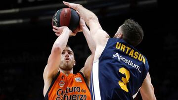 GRAF2524. VALENCIA, 10/03/2019.- El escolta estadounidense del Valencia Basket, Matt Thomas (i), ante el escolta del UCAM Murcia, Alex Urtasun (d), durante el partido de la Liga Endesa que disputan hoy en el pabellón de la Fuente de San Luis, en Valencia. EFE/ Miguel Ángel Polo