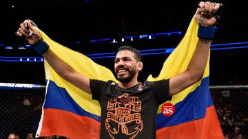 Julio Arce festeja una victoria en UFC