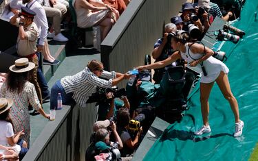 Aryna Sabalenka pasa agua y una bolsa de hielo a una espectadora durante su partido de semifinales de Wimbledon
contra la estadounidense Amanda Anisimova. Todo un detalle de la bielorrusa, que quiso reconocer el sacrificio de los
aficionados al tenis que permanecen horas en la grada apoyando aun cuando las temperaturas son elevadas.
 