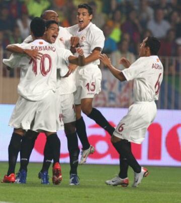 25 de agosto de 2006, final de la Supercopa de Europa entre el Sevilla y el Barcelona disputada en Mónaco. Los jugadores celebran el 0-1 de Renato.