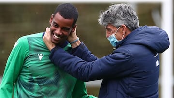 Gesto cari&ntilde;oso de Imanol con Isak durante el entrenamiento. 