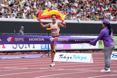 Celebración de María Pérez tras ganar la prueba femenina de 35 kilómetros marcha en el primer día del Campeonato Mundial de Atletismo Tokio 2025 en el Estadio Nacional.