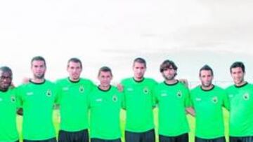 <b>LOS DIEZ REFUERZOS. </b>De izquierda a derecha; Morris, Diop, Torrejón, Xisco, Sepsi, Geijo, Crespo, Arana, Luis García y Henrique posaron ayer para AS.