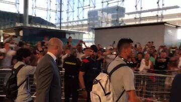 ¡Locura absoluta en El Prat al llegar el Madrid a Barcelona!