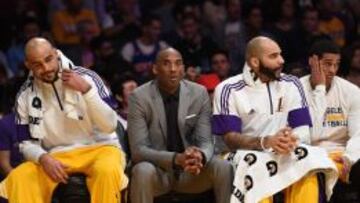 Kobe Bryant, en el banquillo de los Lakers la temporada pasada.