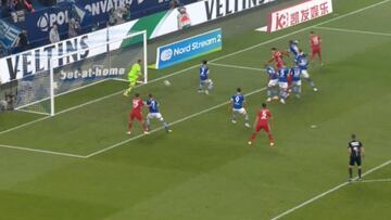 Mira el cabezazo imparable de James en la Bundesliga