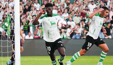 El extremo del Racing salió del banquillo para ayudar a la remontada y lo consiguió con un gol de pillo. Mientras todos intentaban buscar el balón, Suleiman se fue hacia la portería para coger el balón y batir a portero del Eibar.