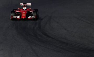 GRA323. MONTMELÓ (BARCELONA), 27/02/2015.- El piloto alemán de Ferrari, Sebastian Vettel, durante la segunda jornada de la tercera tanda de entrenamientos oficiales de Fórmula Uno que se celebran en el Circuito de Catalunya de Montmeló. EFE/Alberto Estévez