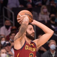 Los Cavaliers sacan sus armas y luego resisten a las del rival