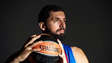 Nikola Mirotic posa con la camiseta del Barcelona antes del inicio de la Euroliga.