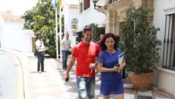 AS captó a Isco ayer a su salida del Ayuntamiento de Benalmádena.