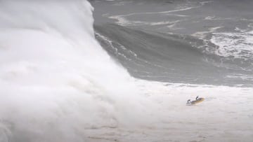 Kalani Lattanzi y Lucas Chumbo Chianca huyendo en jet ski de una ola gigante en Nazaré, Portugal, el 24 de febrero del 2024.